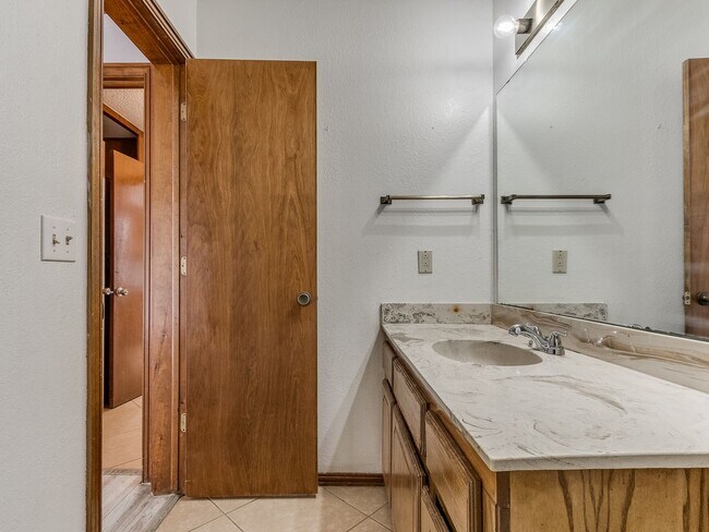 Building Photo - 3 Bed 2 bath!