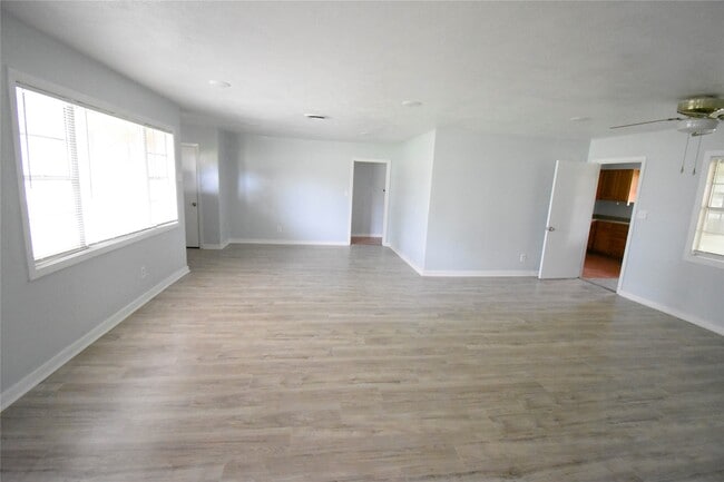 Building Photo - 1706 Oaks Dr