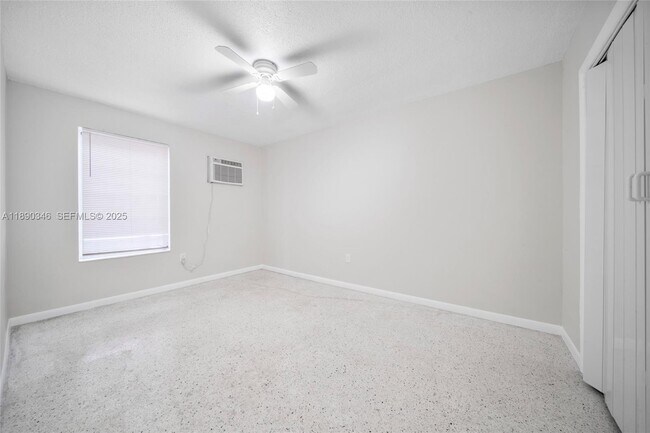 Building Photo - 40 W 4th St