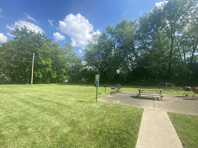 Building Photo - 8473 Beech Ave