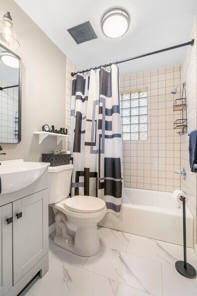 Building Photo - 2601 S Seneca Ave