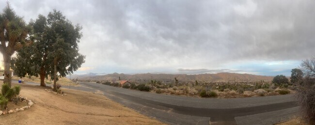 Building Photo - Great Views/3BED 2BATH/SOLAR/Move in ready