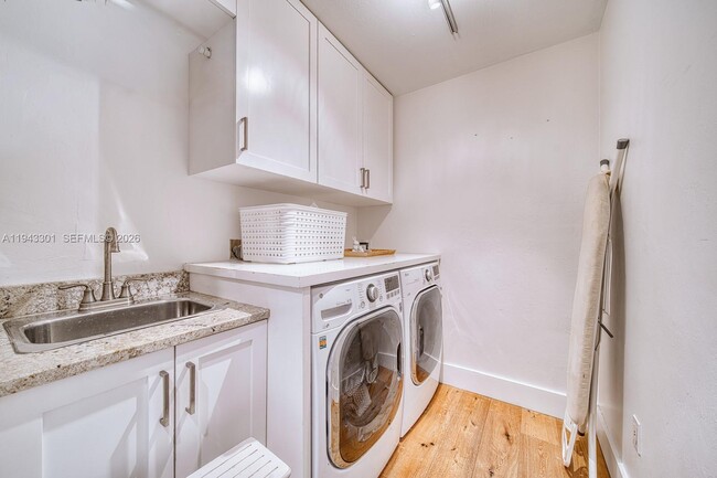 Building Photo - 7621 SW 65th Pl