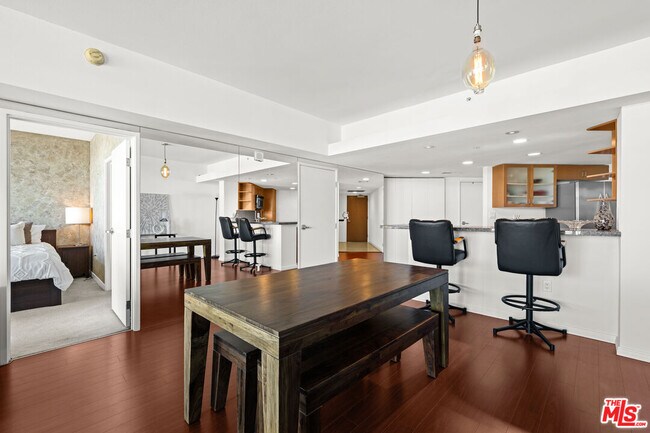 Building Photo - 13700 Marina Pointe Dr