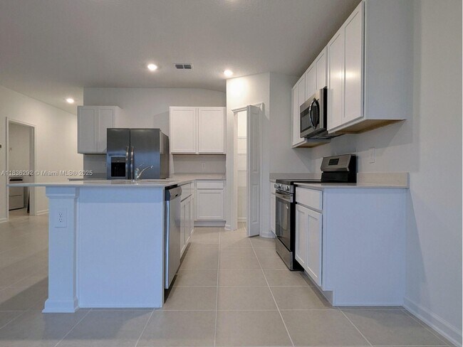 Building Photo - 2406 McKinley Dr