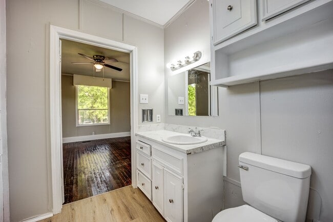 Building Photo - Freshly Updated 3 Bedroom House