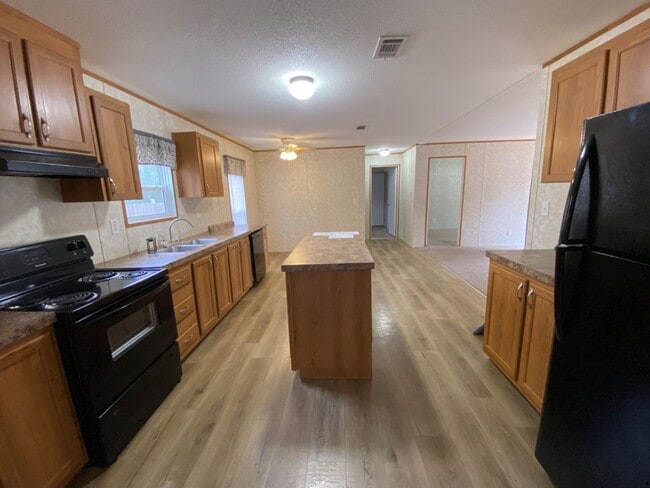 Building Photo - Newer 3 bedroom, 2 bath manufactured home ...