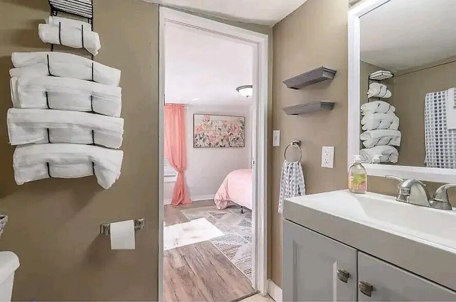 Building Photo - 228 W Jean St