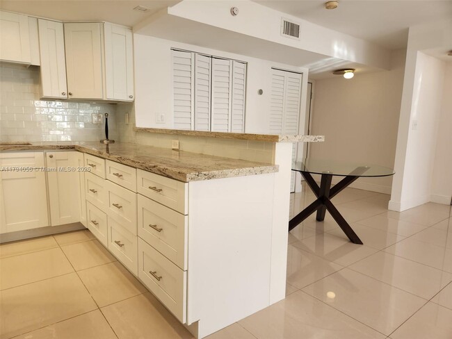 Building Photo - 5201 Orduna Dr