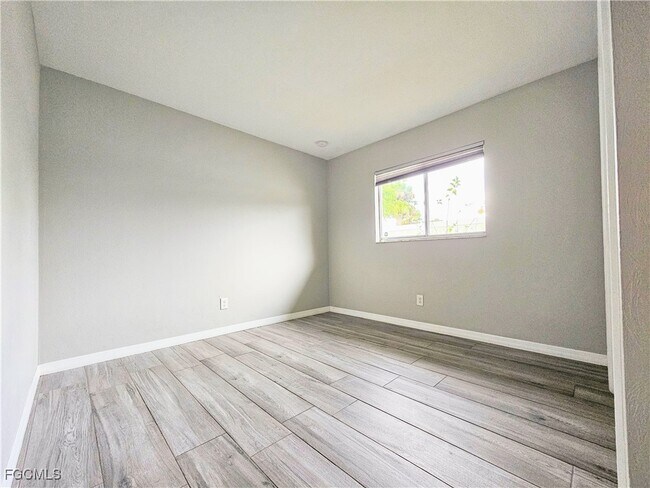 Building Photo - 523 SE 24th Ave