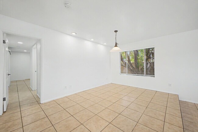 Building Photo - Great Tempe Home with Diving Pool