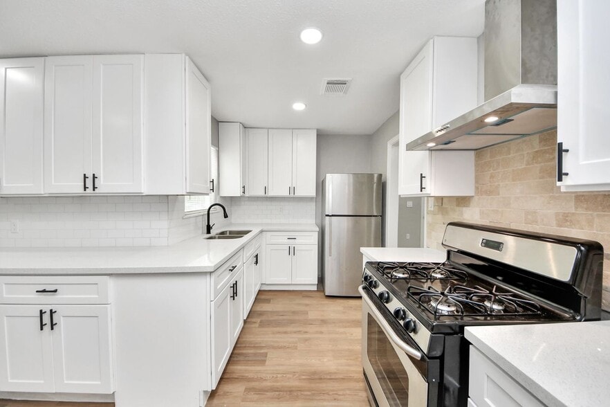 Building Photo - 710 Canary Cir