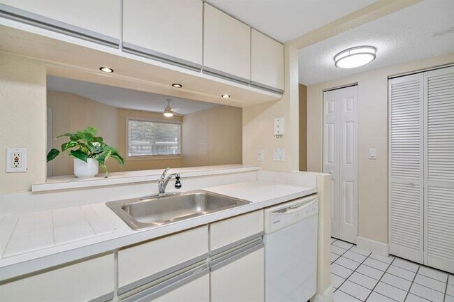 Building Photo - 9899 Westview Dr