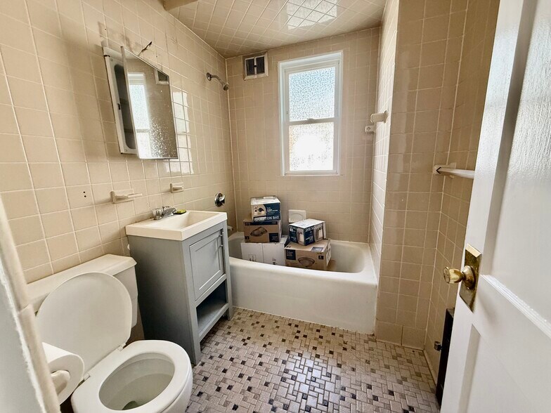 Primary Photo - 112 College Ave