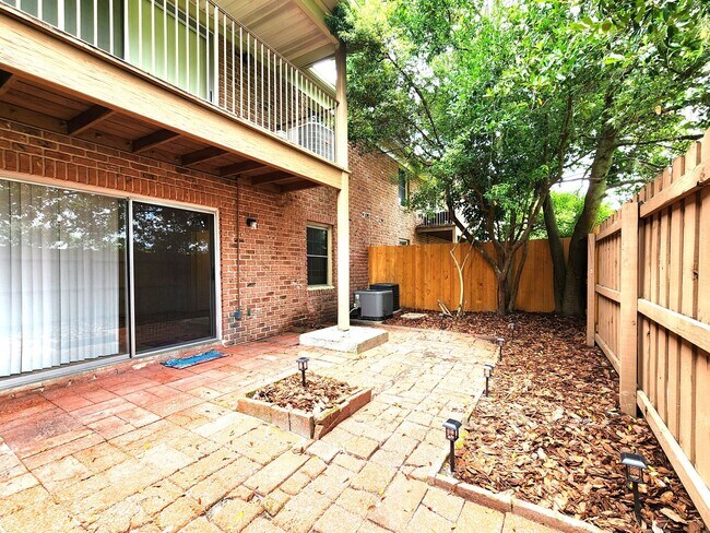Building Photo - Charming Studio Condo Unit; Private Fenced...