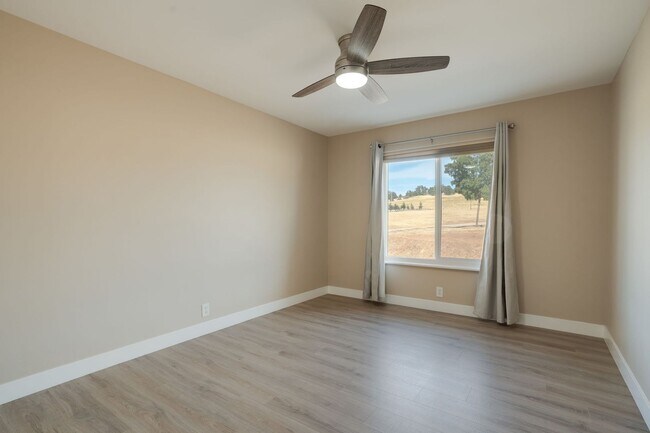 Building Photo - Spacious 3 Bed, 2 Bath Home with Acreage, ...