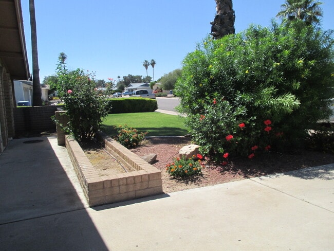 Building Photo - Tempe 4 Bed 2 Bath Includes Pool & Landscaping - Great Location