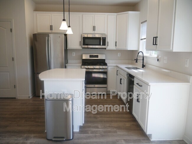 Building Photo - 2517 Drake Ln