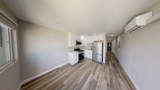 Building Photo - Newly Renovated (2022)! 7BD/3BA (Lease out...