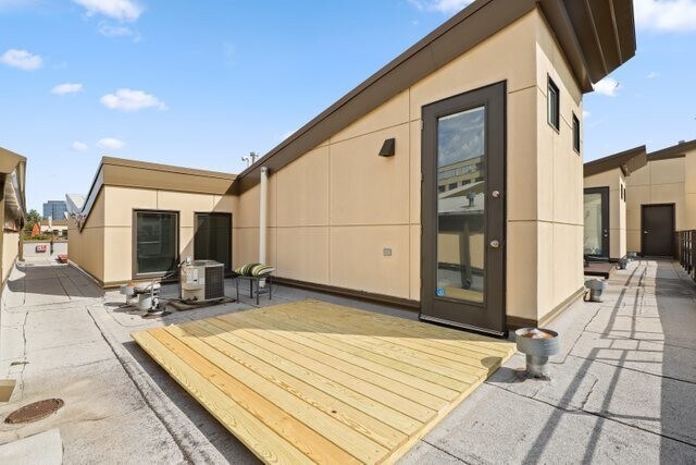 Building Photo - 940 N Crosby St