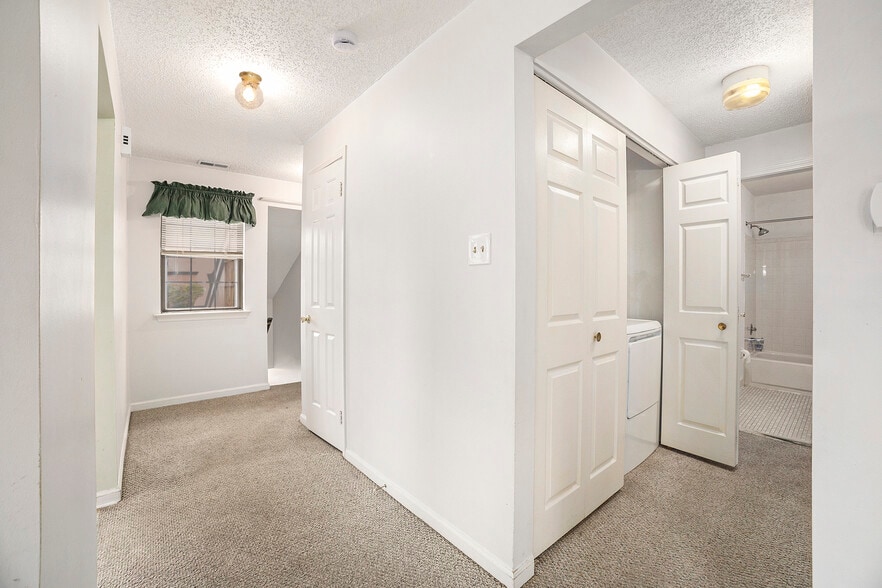 hall way - 50 Rittenhouse Ct