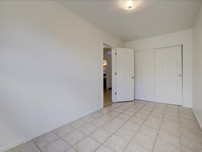Building Photo - 3 Bedroom 2 Bathroom