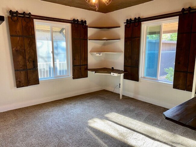 Building Photo - $2,050 Charming 2 Bedroom Home with beauti...