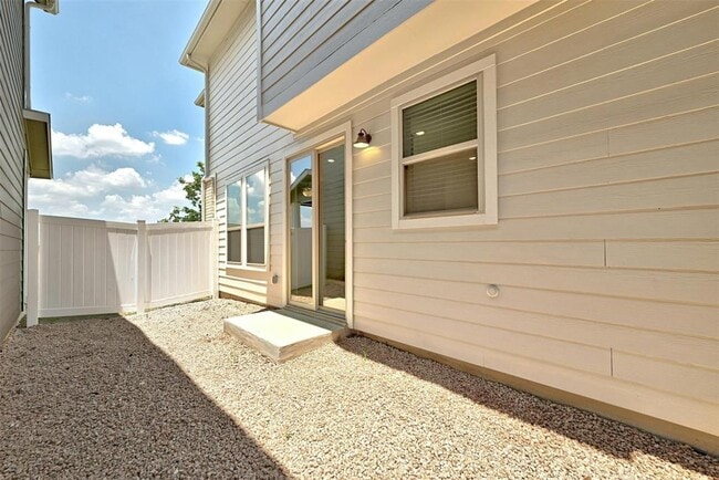 Building Photo - 8004 Lennon Dr