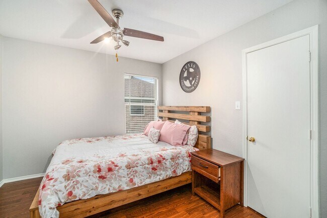 Building Photo - Beautifully Crafted 3-2-2 in Fort Worth!