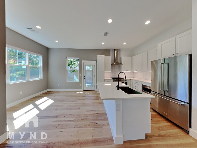 Building Photo - 5204 Huisache St