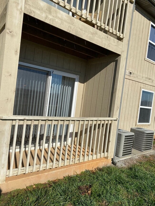 Building Photo - Nice ground floor 1 bedroom apartment!