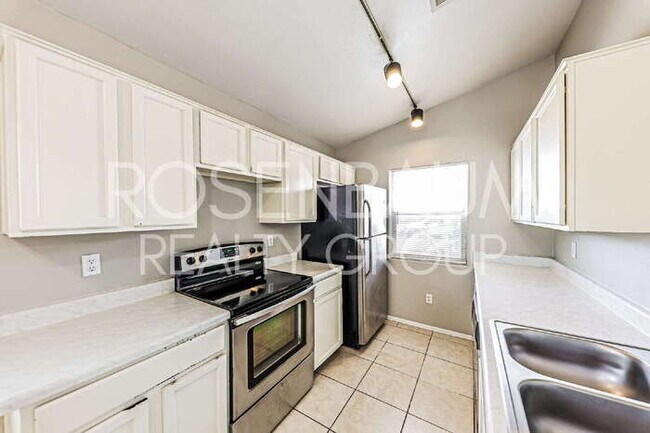 Building Photo - Gorgeous 3-bedrooms, 2-baths home located ...