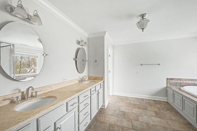 Building Photo - Beautiful 4BD/3.5BA home in the heart of Green Hills.