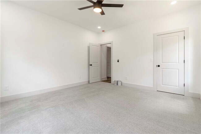 Building Photo - 2884 Thompson Cir