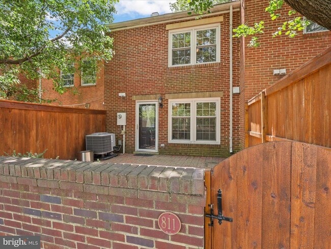 Building Photo - 811 Gibbon St
