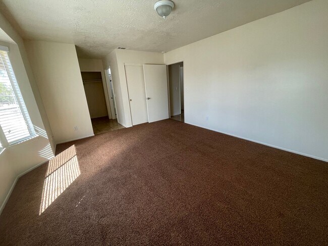 Building Photo - Hesperia-Refurbished- 3 Bedrooms, 2 Bathro...