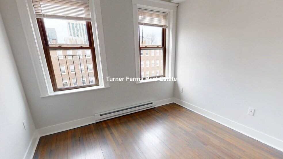 Building Photo - 211 Park Dr