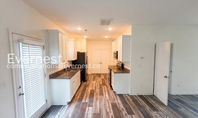 Building Photo - Limited Time Special Offer / 3 Bed/2.5 Bath Home with Garage / Pet-Friendly / Vouchers Accepted /...