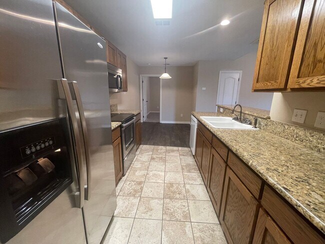 Building Photo - 3BR/2.5BA Townhome | 18' Ceilings | Granite | Garage | Lawn Care Incl | Benbrook TX 76116