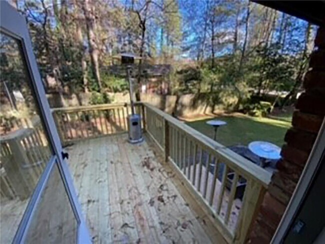 Building Photo - 2000 Fairway Cir NE