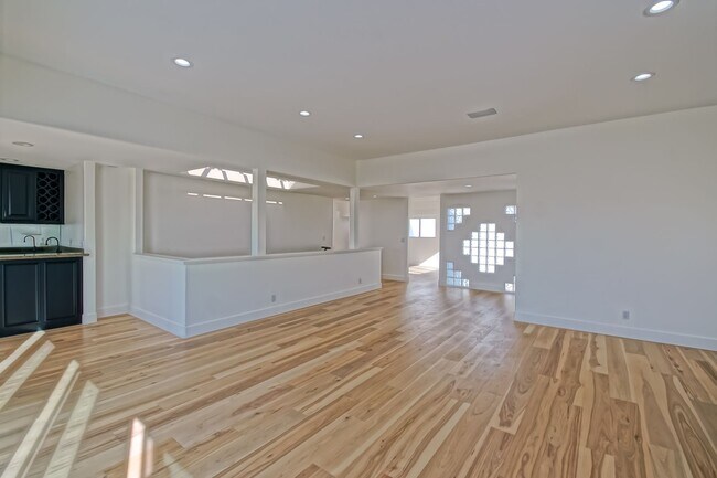 Building Photo - Beautifully Remodeled, 4BR4.5BA Hill Section Home w/ Amazing Panoramic Ocean Views, 3 Decks, Atri...