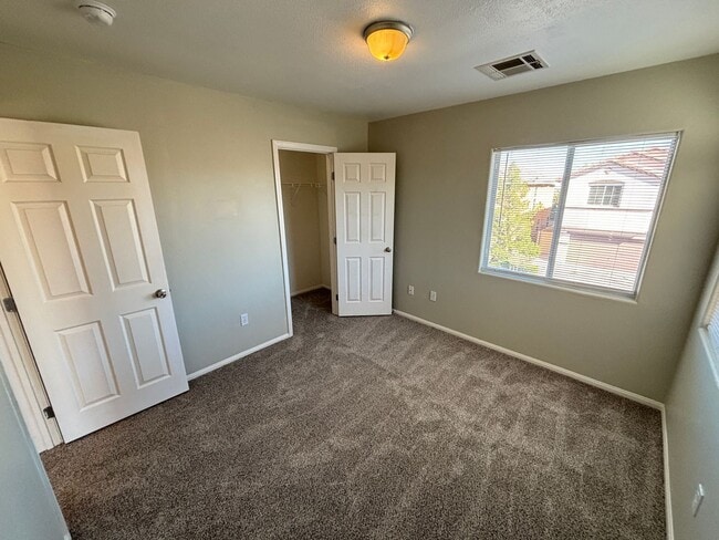 Building Photo - Beautiful 4Bed/2.5 Bath/2Car 2 Story Home nestled in this beautiful Southwest Community near Rhod...