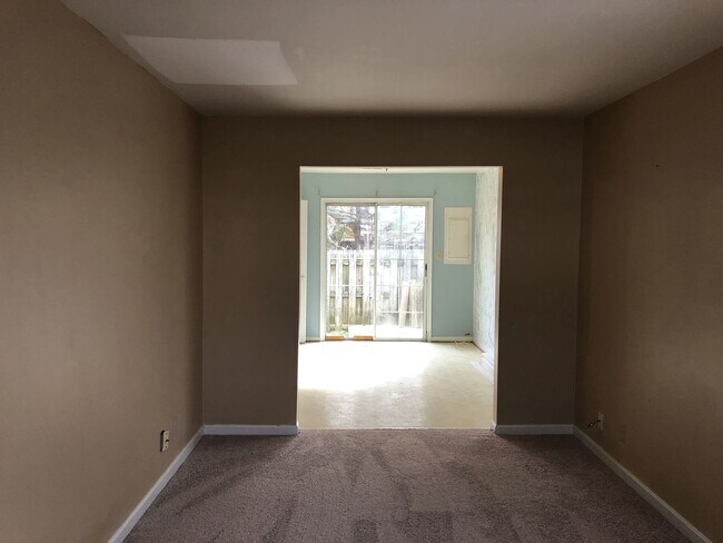 Building Photo - Stafford End Unit Townhouse