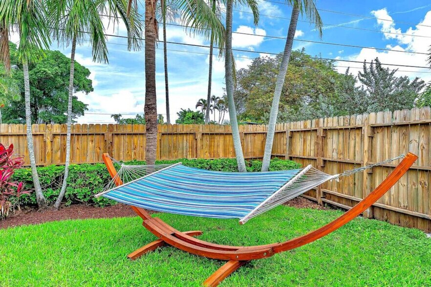 Building Photo - 830 SW 14th Ct