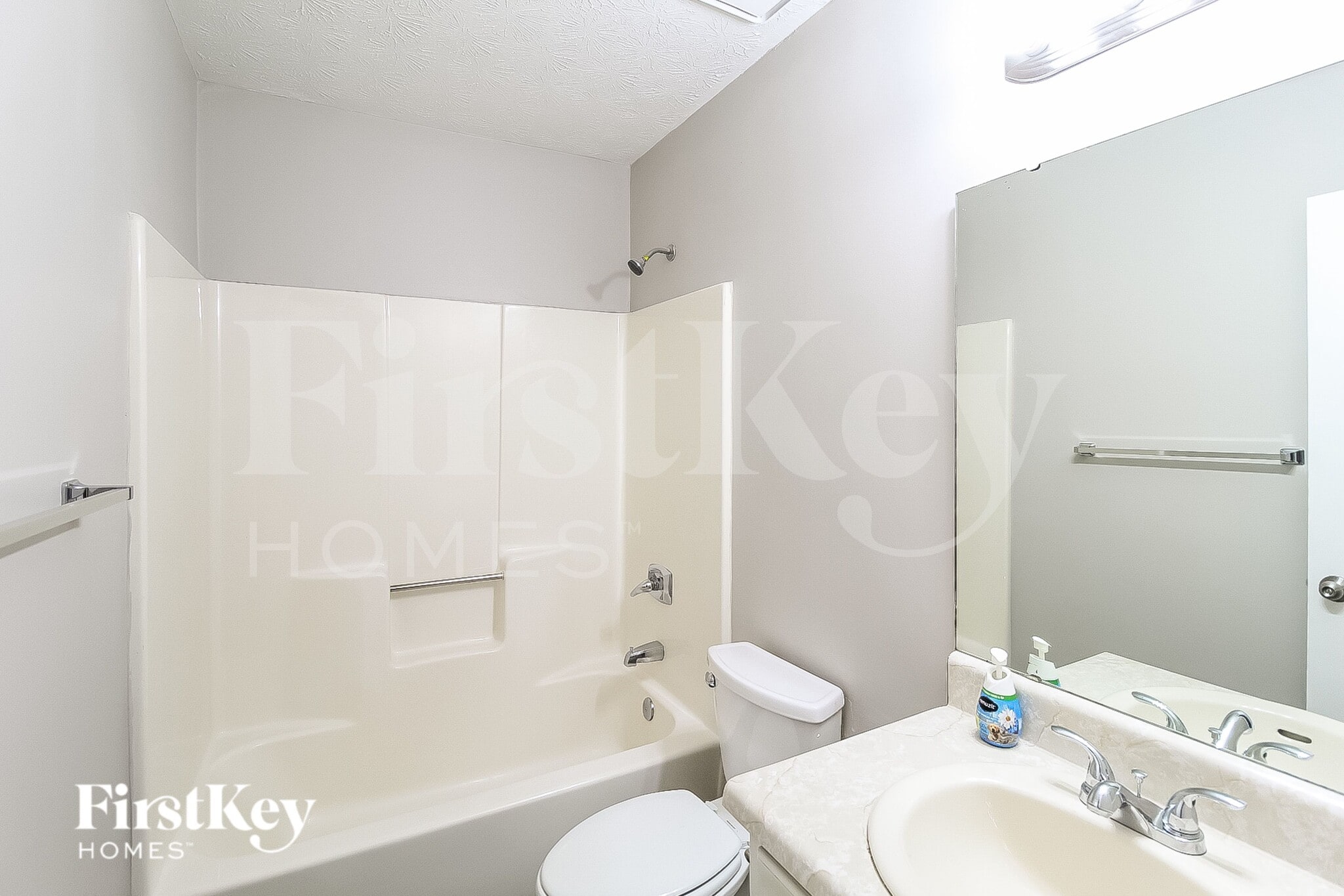 Building Photo - 8920 Woodlake Ct