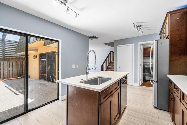 Building Photo - 624 6th Way