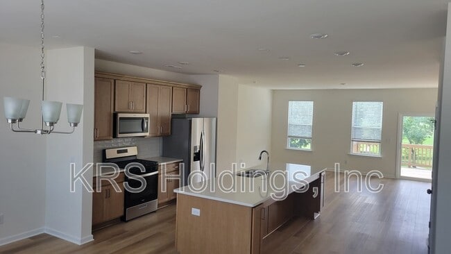 Building Photo - 841 Parc Townes Dr