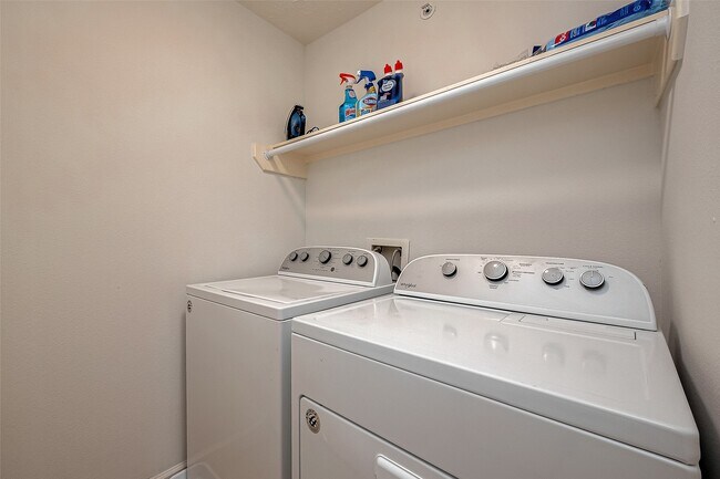 Building Photo - 8051 Bay Branch Dr