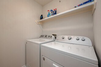 Building Photo - 8051 Bay Branch Dr