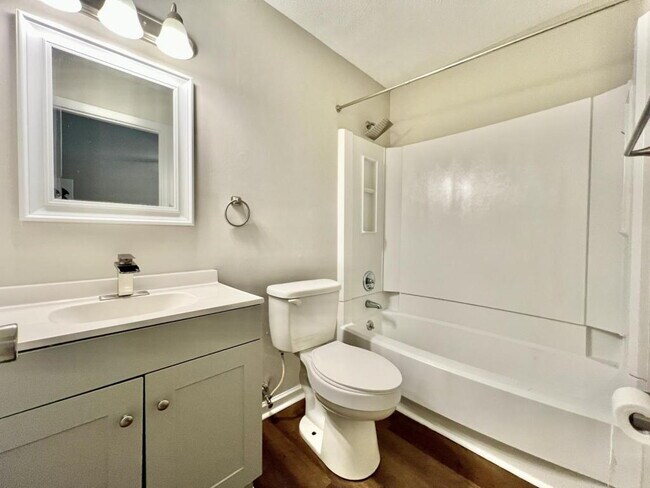 Building Photo - 3 BEDROOM CONDO IN TERRIFIC LOCATION!